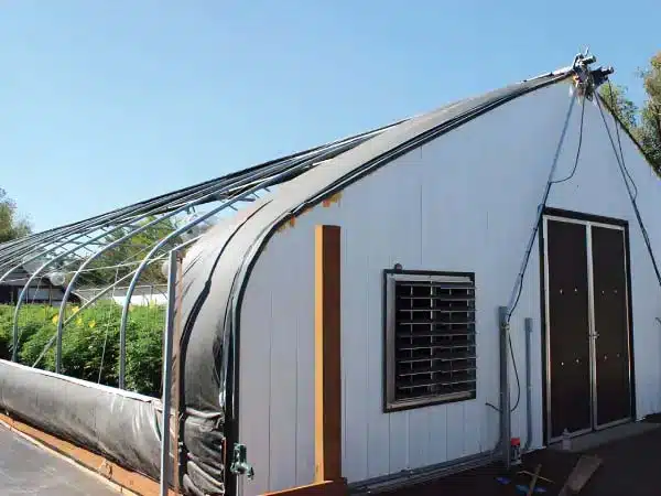 Light deprivation greenhouse can get sunlight during daylight